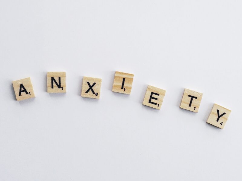 mot anxiety écrit avec des pièces de scrabble pour l'article sur : traitement anxiété naturel