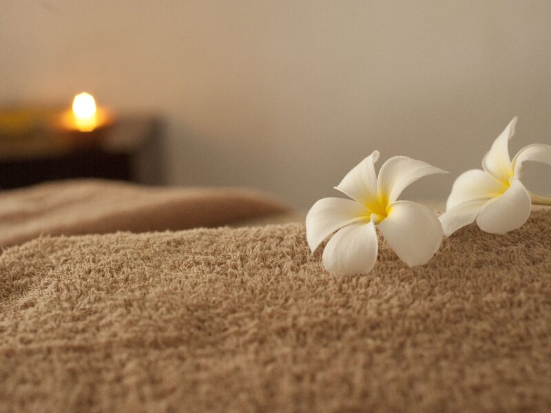 photo avec fleurs et table de massage pour la madérothérapie