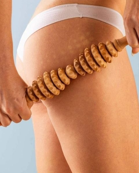 massage madérothérapie corps avec rouleau en bois naturel