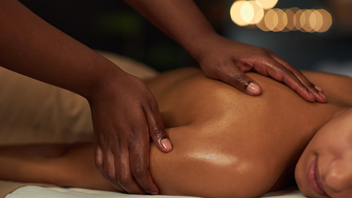 femme entrain de réaliser un massage thérapeutique sur une autre femme