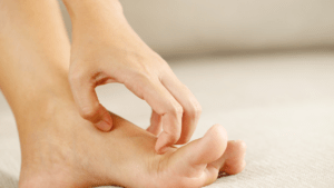 photo d'une personne qui a les jambes qui grattent ainsi que les pieds circulation sanguine
