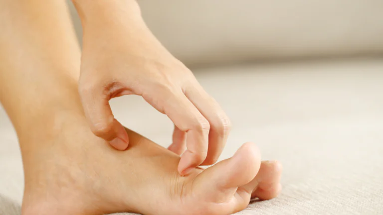 photo d'une personne qui a les jambes qui grattent ainsi que les pieds circulation sanguine